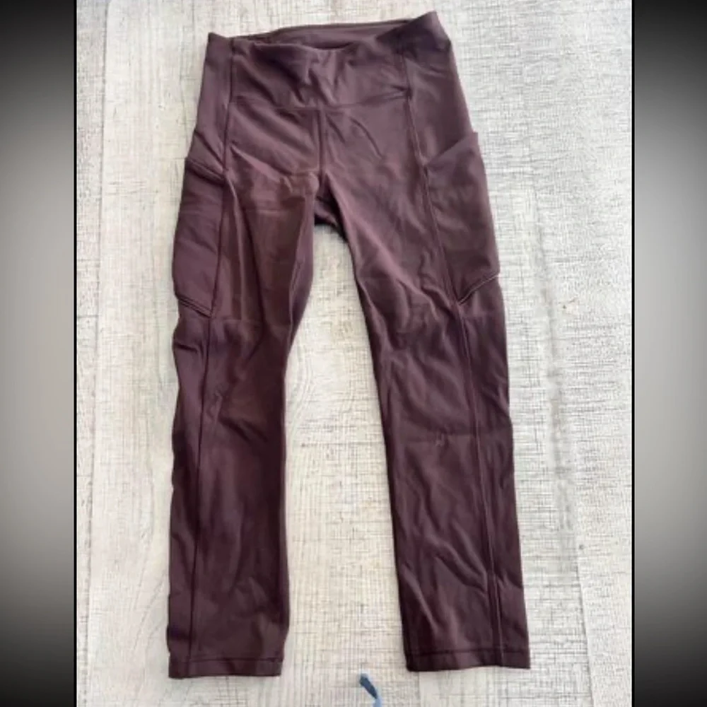 Lululemon Mid rise Black cherry speed up crop leggings, 20” Size 2, has pockets - Picture 5 of 8